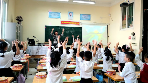 Bộ Giáo dục và Đào tạo cho biết, giáo viên kiêm nhiệm phụ trách công tác văn nghệ được giảm định mức tiết dạy từ 2-3 tiết/tuần, tùy hiệu trưởng quyết định. Ảnh: Vân Trang