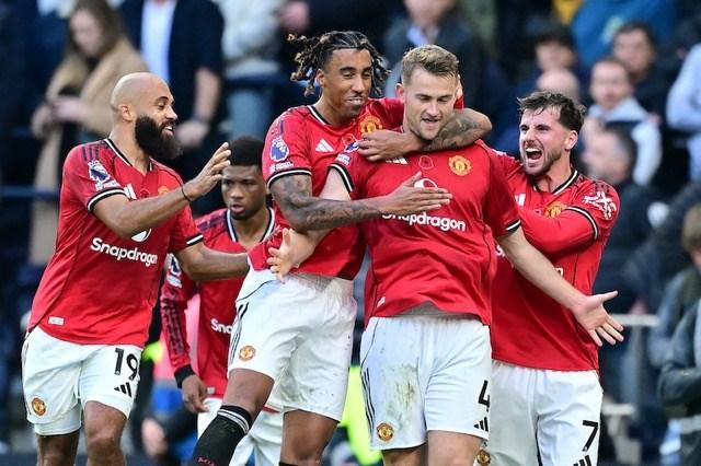 Man United lẽ ra đã có thể định đoạt trận đấu từ sớm. Ảnh: AFP