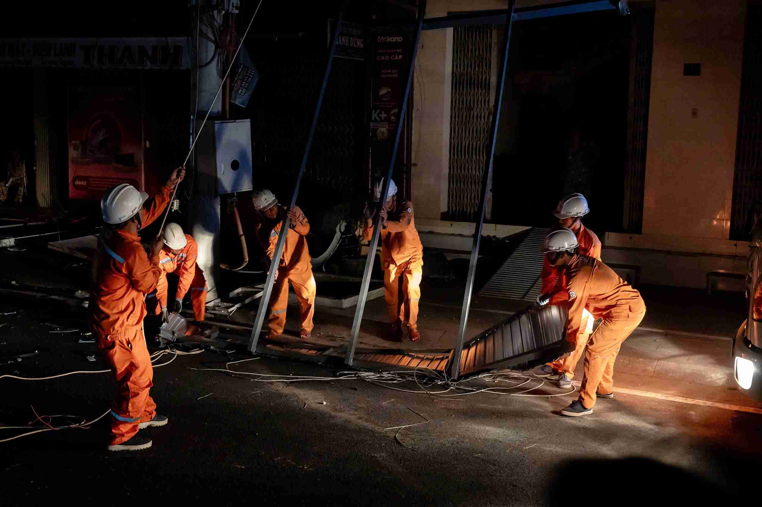 Nhân viên ngành điện làm cả ngày lẫn đêm để khắc phục các sự cố mất điện. Ảnh: Bảo Lâm