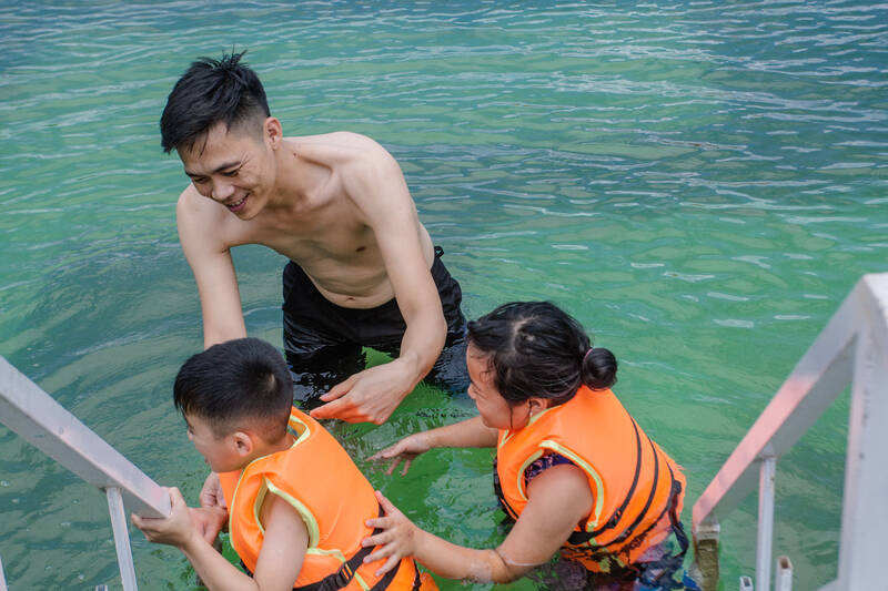 Du khách đến thăm quan, vui chơi tại Vịnh Uy Phong, khu vực lòng hồ Sơn La tại xã Quỳnh Nhai. Ảnh: Nhật Minh