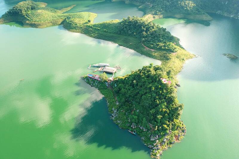 Lòng hồ Sơn La khu vực xã Quỳnh Nhai nước xanh biếc. Ảnh: Nhật Minh