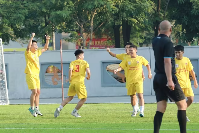 Niềm vui chiến thắng của các cầu thủ trường Nguyễn Tất Thành Niềm vui chiến thắng của các cầu thủ trường Nguyễn Tất Thành