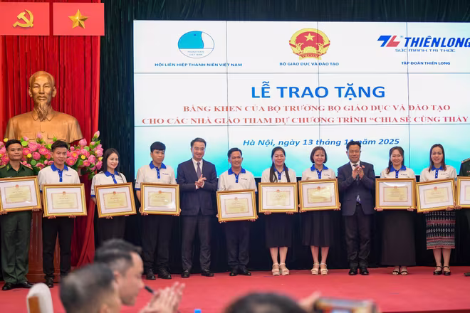 Thứ trưởng Bộ GD&ĐT Lê Quân và Bí thư T.Ư Đoàn, Chủ tịch T.Ư Hội LHTN Việt Nam Nguyễn Tường Lâm trao bằng khen cho các giáo viên được tuyên dương trong chương trình Thứ trưởng Bộ GD&ĐT Lê Quân và Bí thư T.Ư Đoàn, Chủ tịch T.Ư Hội LHTN Việt Nam Nguyễn Tường Lâm trao bằng khen cho các giáo viên được tuyên dương trong chương trình