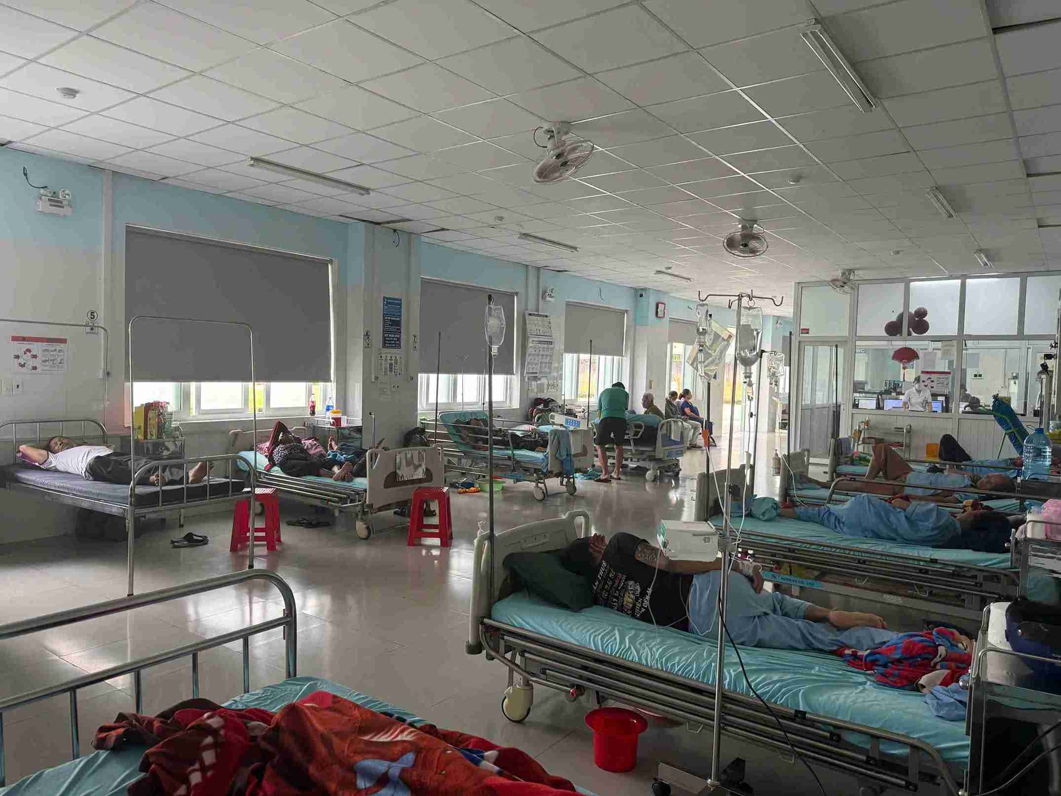 Các trường hợp bệnh nặng ở cơ sở được chuyển đến Trung tâm Y tế Buôn Đôn điều trị. Ảnh: Bảo Lâm