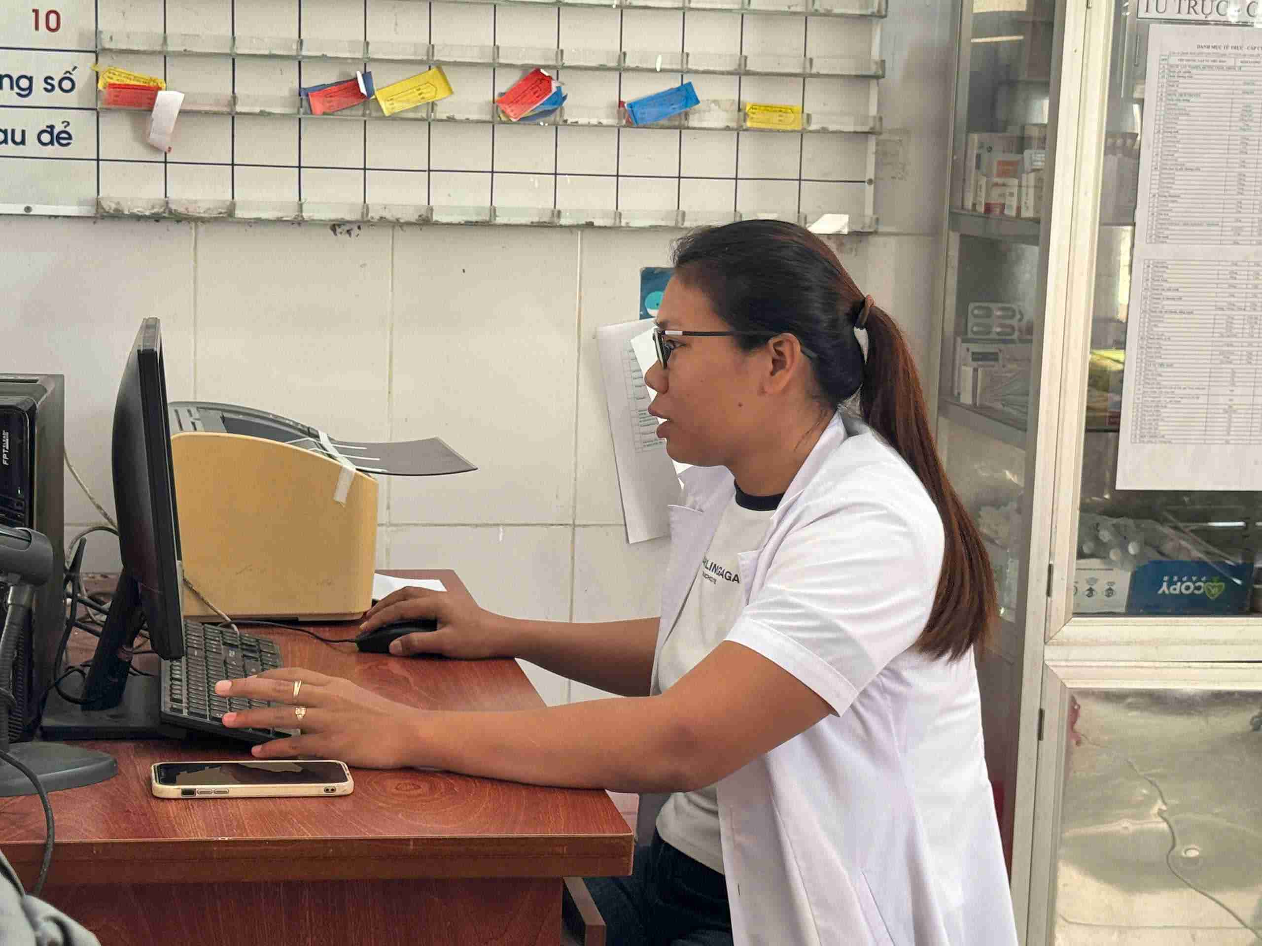 Nhân viên trạm y tế xã luôn tất bật với công việc. Ảnh: Bảo Lâm