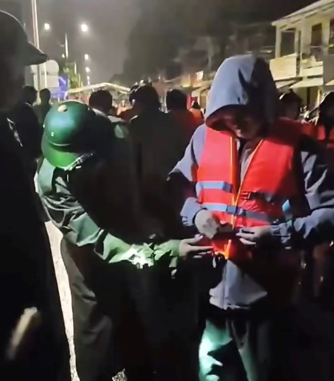 Đưa bác sĩ và máu dự phòng vào rốn lũ cứu sản phụ ở Khánh Hòa