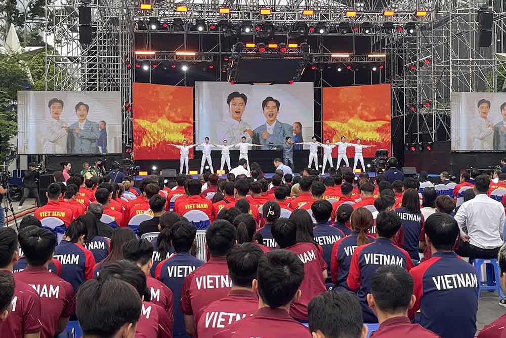 Trình diễn các tiết mục văn nghệ tại lễ xuất quân. Ảnh: Thanh Vũ