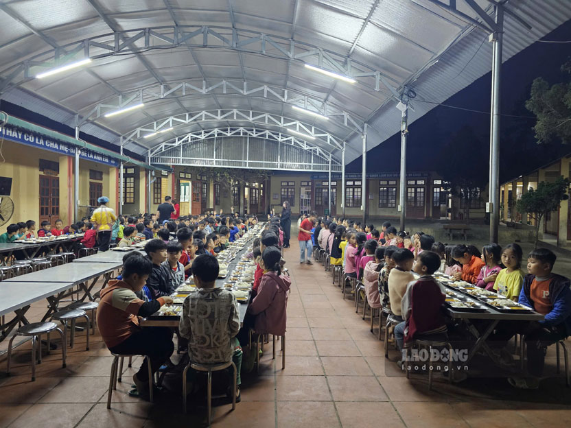 Các học sinh được ăn đủ dinh dưỡng để đảm bảo sức khỏe học tập.