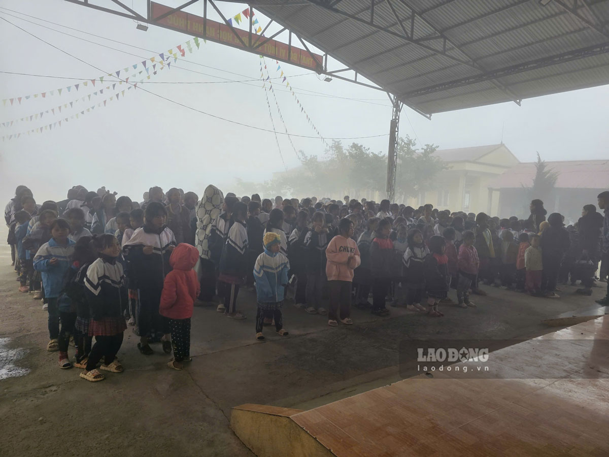Sương mù luôn phủ kín các trường học vùng cao.
