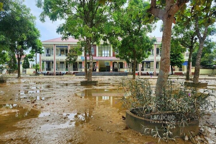 Một trường học tại xã Đan Thượng, huyện Hạ Hòa cũ sau nhiều ngày bị ngập lụt (sau cơn bão số 3 Yagi năm 2024). Ảnh: Tô Công.