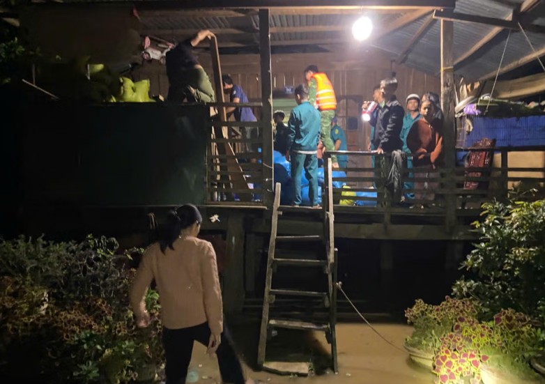 Người dân vùng sâu được di dời đến nơi an toàn trong đêm. Ảnh: Bảo Lâm