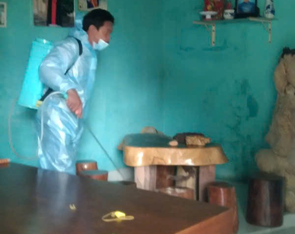 Công tác vệ sinh môi trường, đảm bảo sức khỏe cho người dân vùng thiên tai được tiến hành khẩn trương. Ảnh: Bảo Lâm