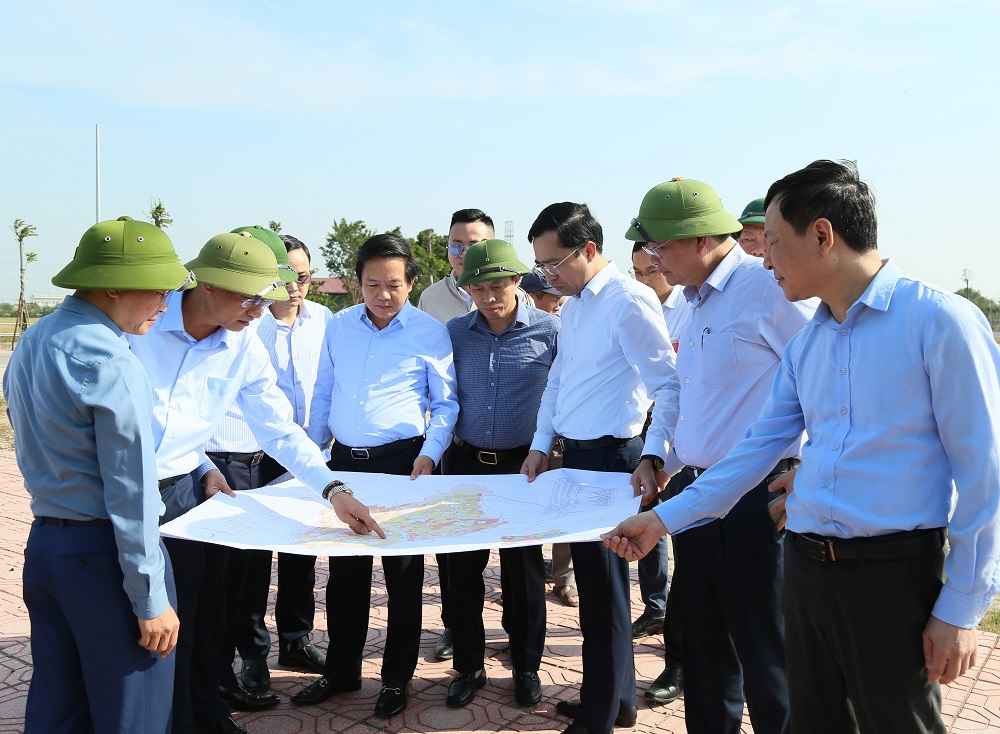 Chủ tịch UBND tỉnh Phạm Quang Ngọc cùng đoàn kiểm tra dự án phát triển nhà ở Khu đô thị Tân Bình, Tiền Phong tại phường Thái Bình. Ảnh: Cổng TTĐT tỉnh Hưng Yên
