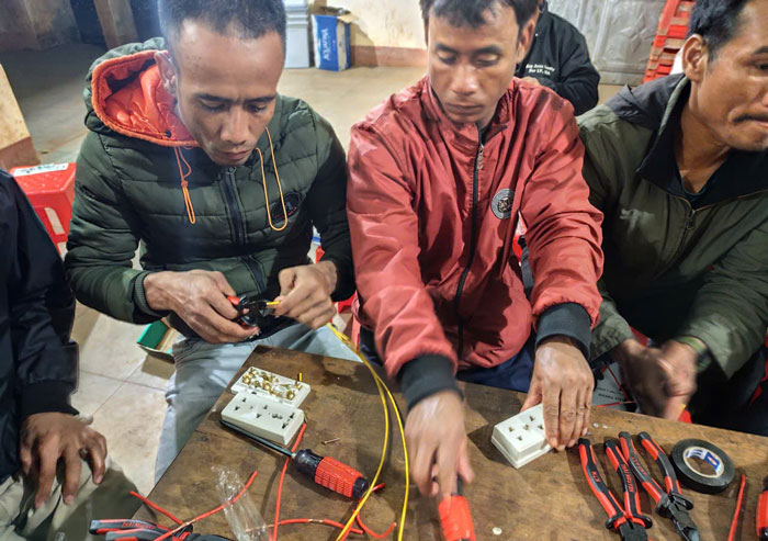 Nghề điện sẽ mở lối tương lai cho nhiều lao động có hoàn cảnh khó khăn. Ảnh: Phong Lan