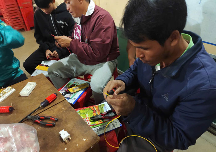 Học viên thực hành đấu nối dây điện. Ảnh: Phong Lan