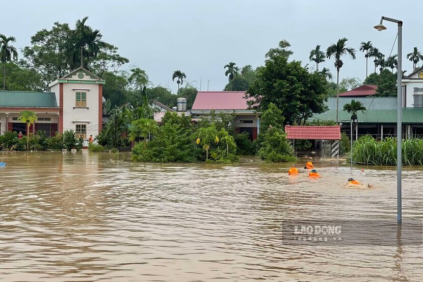 Nước lũ sông Hồng tràn qua đê gây ngập lụt tại xã Hiền Lương, huyện Hạ Hòa cũ sau cơn bão số 3 Yagi năm 2024. Ảnh: Tô Công.