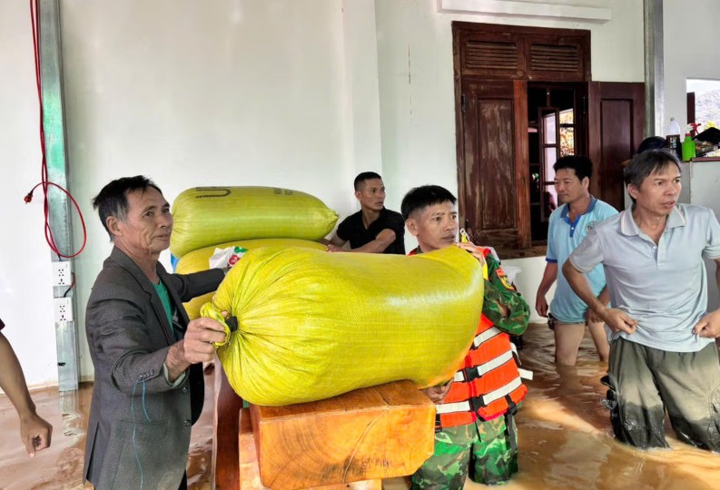 Lực lượng chức năng hỗ trợ người dân di dời tài sản, đảm bảo an toàn tính mạng cho bà con. Ảnh: Bảo Lâm