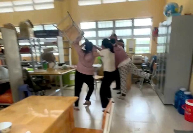 Hiện trường thầy giáo ở Tây Ninh bị phụ huynh xông vào trường đánh vì nhắn tin thân mật quá mức với nữ sinh. Ảnh: Cắt từ clip
