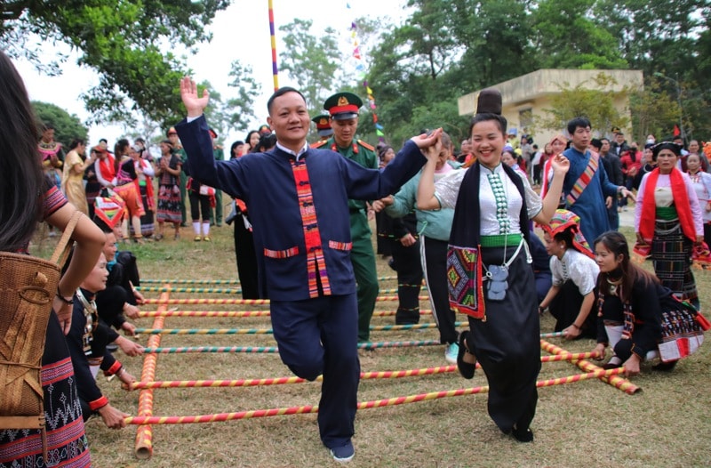 Du khách tham gia Ngày hội “Sắc Xuân trên mọi miền Tổ quốc” năm 2025 tại Làng Văn hóa - Du lịch các dân tộc Việt Nam. Ảnh: LVH