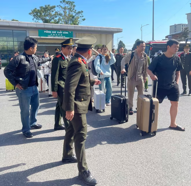Phòng Quản lý xuất nhập cảnh phối hợp trục xuất 44 công dân Trung Quốc vi phạm pháp luật Việt Nam về lĩnh vực xuất nhập cảnh.