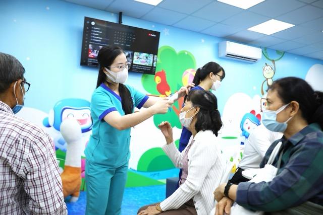 Nhiều người dân đi tiêm phòng cúm. Ảnh: Hương Giang