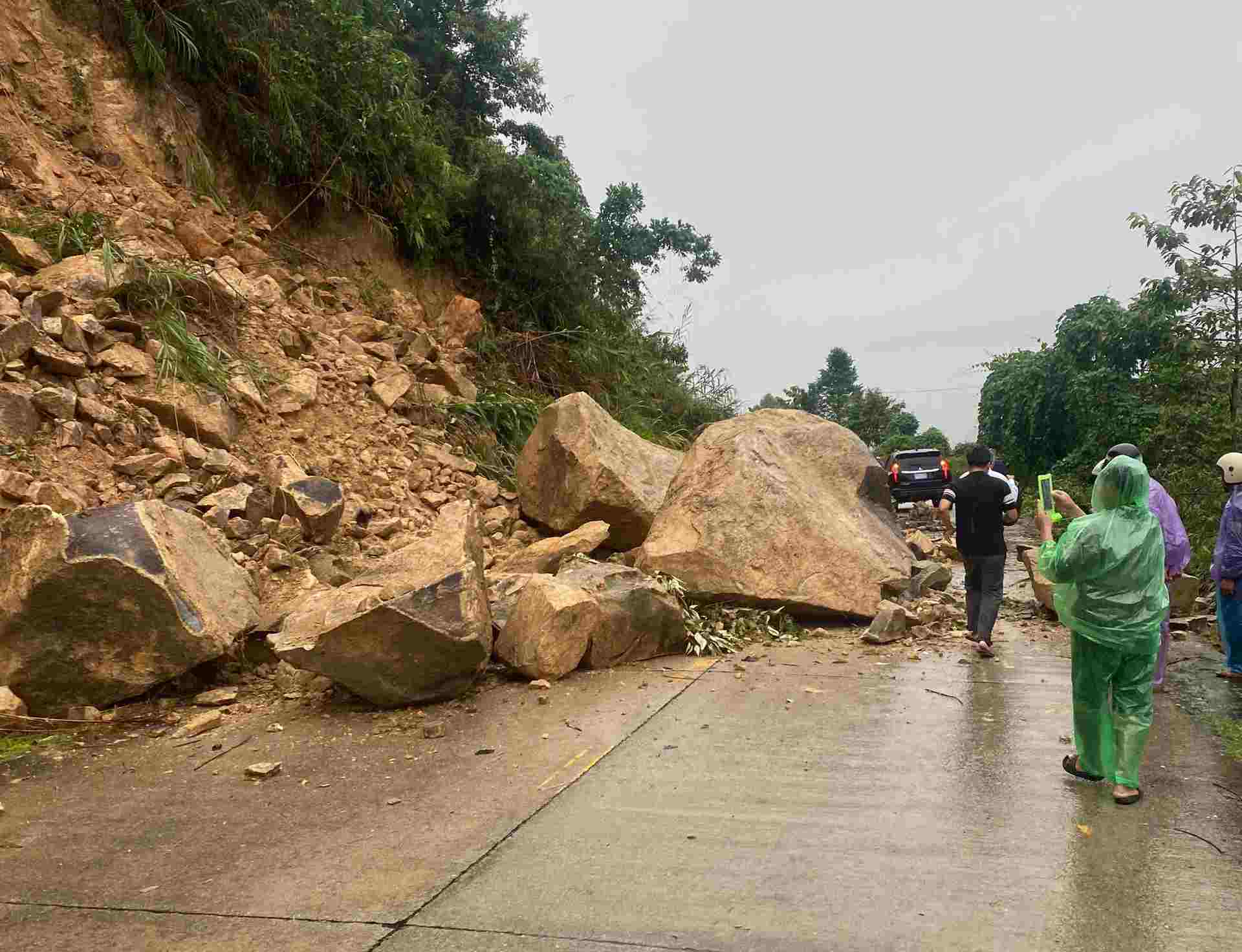 Đoạn đường qua xã Sơn Tây thuộc đường Đông Trường Sơn xảy ra 1 điểm sạt lở nghiêm trọng. Ảnh: Thanh Bình