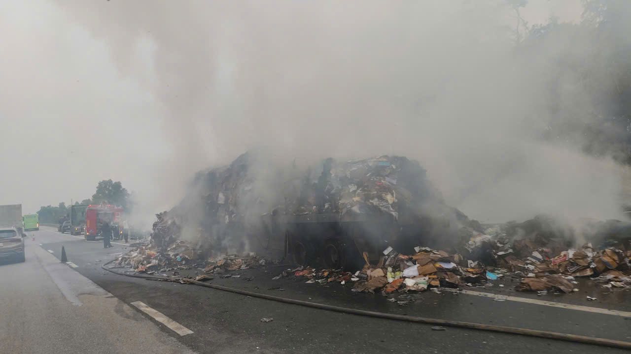 Vụ cháy trên cao tốc Nội Bài - Lào Cai khiến các phương tiện di chuyển chậm. Ảnh: Long Nguyễn