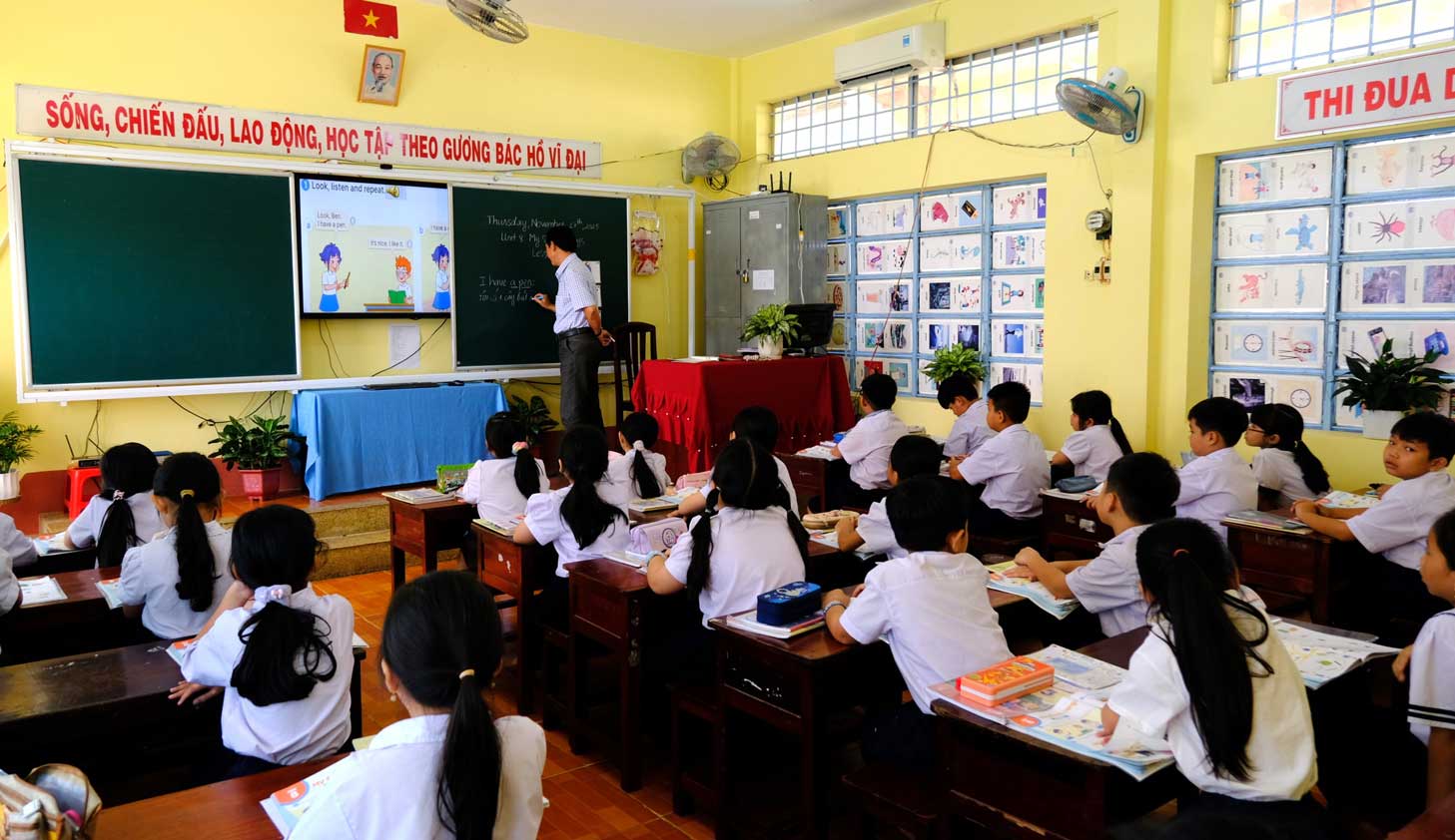 Học sinh Trường tại phòng Tiếng Anh. Ảnh: Mỹ Ly