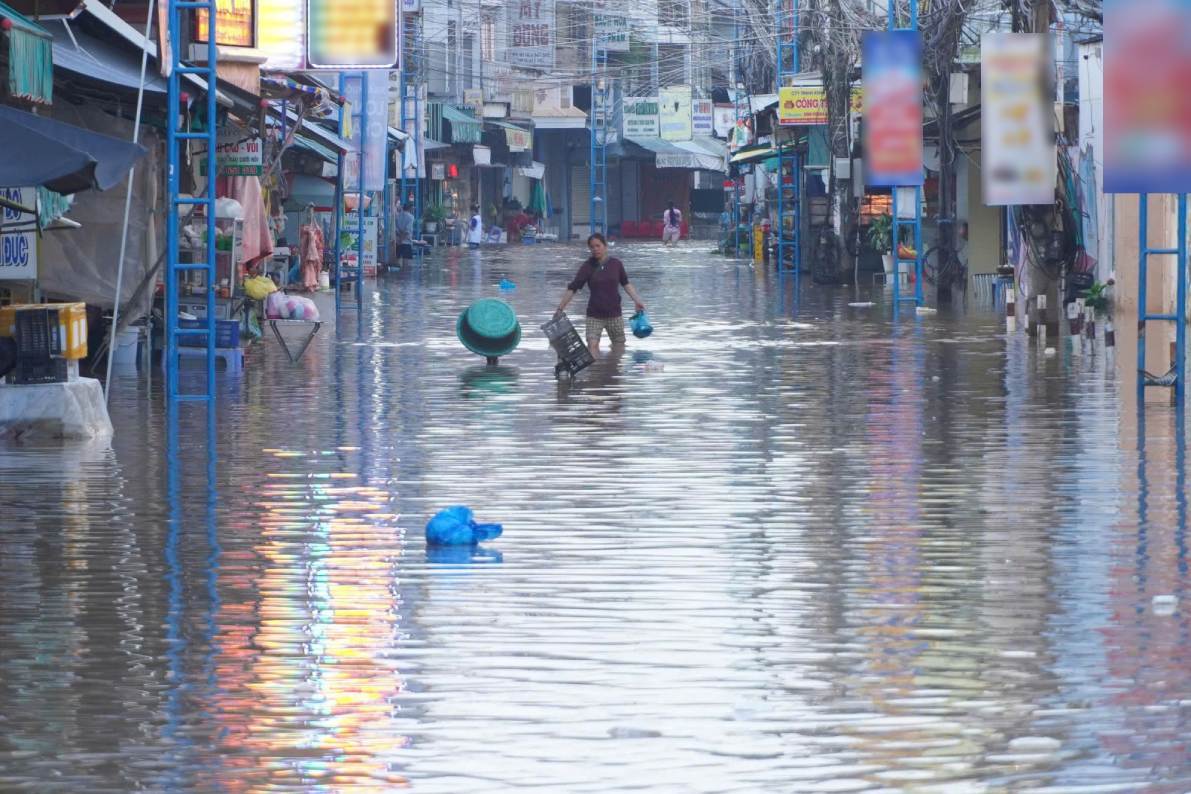 Tuyến đường Bùi Hữu Nghĩa, phường Bình Thủy ngập nặng. Ảnh: Tạ Quang