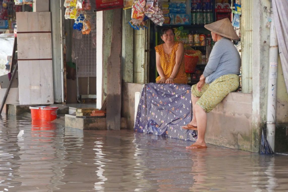 Trước mặt nhà bà Kiều Oanh mênh mông nước. Ảnh: Tạ Quang