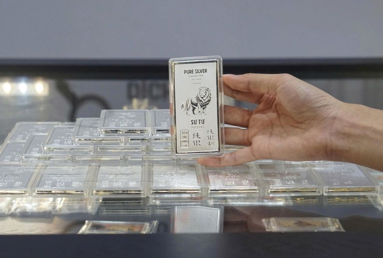 Giá bạc bật cao khi đồng USD lao dốc, kỳ vọng Fed nới lỏng chính sách và nhu cầu công nghiệp tiếp tục cải thiện trong năm tới. Ảnh: Phương Anh