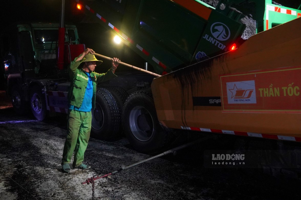 Ông Nguyễn Văn Đạt - Cán bộ kỹ thuật của Ban Trường Sơn Nam cho hay, đơn vị đã tranh thủ thời tiết thuận lợi để tăng tốc thi công ở giai đoạn nước rút. Các mũi thi công được bố trí làm việc liên tục, duy trì suốt đêm đến khoảng 7 giờ sáng hôm sau.