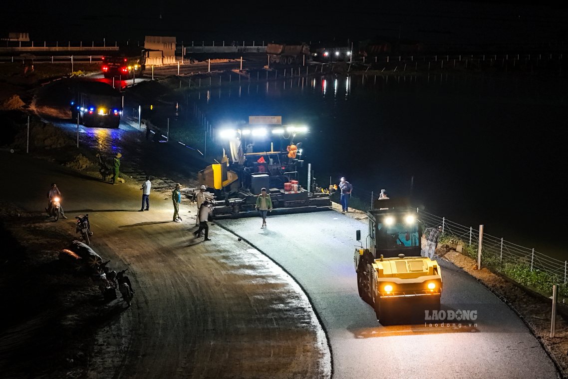 Đêm 2.12, ghi nhận của phóng viên Báo Lao Động tại một số đoạn thuộc cao tốc, đội ngũ công nhân — kỹ sư vẫn làm việc sau khi mặt trời lặn.