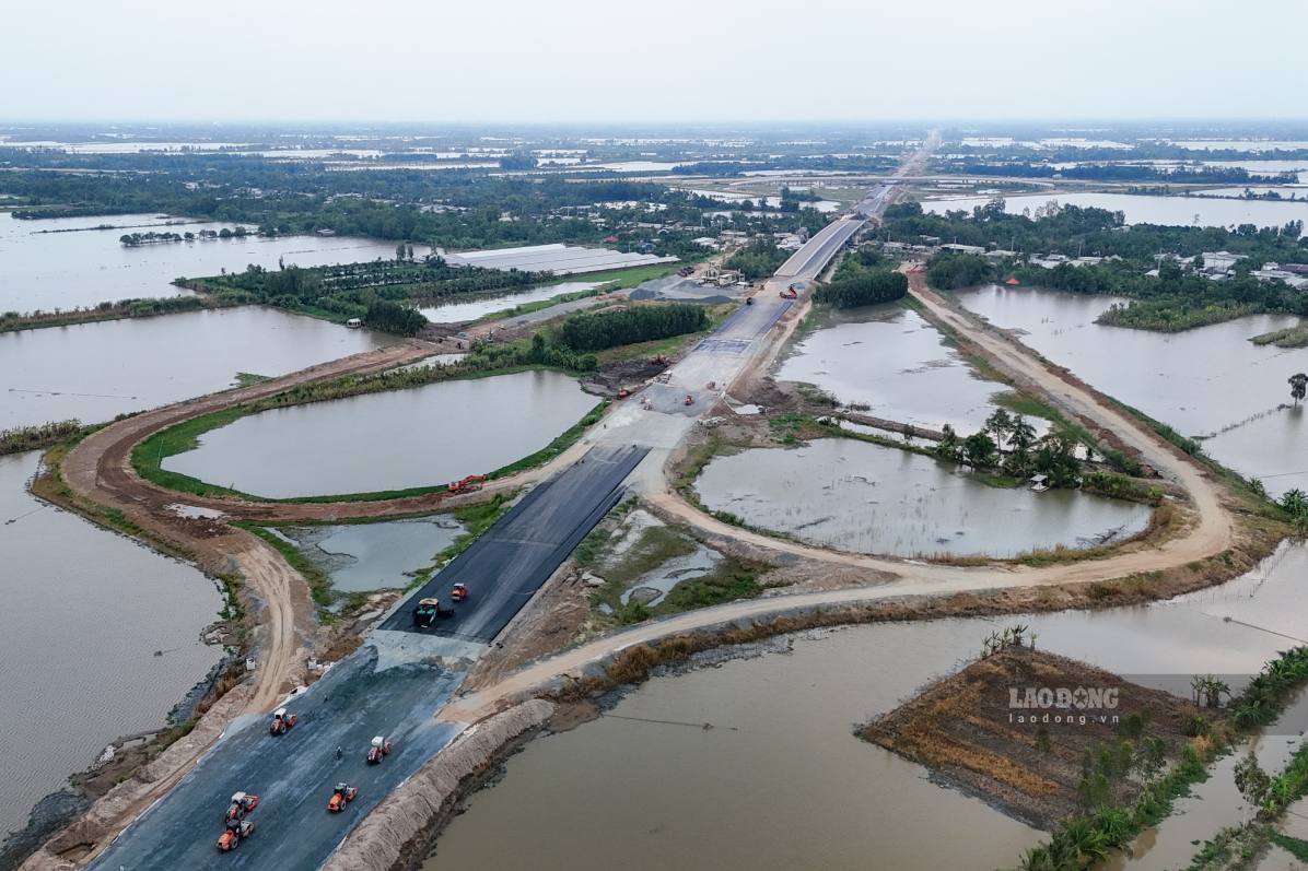 Những ngày đầu tháng 12.2025 — khi thời gian đang dần “cạn”, các nhà thầu thi công cao tốc Cần Thơ – Cà Mau liên tục làm việc ngày đêm và dưới thời tiết thất thường, để kịp thông xe đúng cam kết vào ngày 19.12.2025.