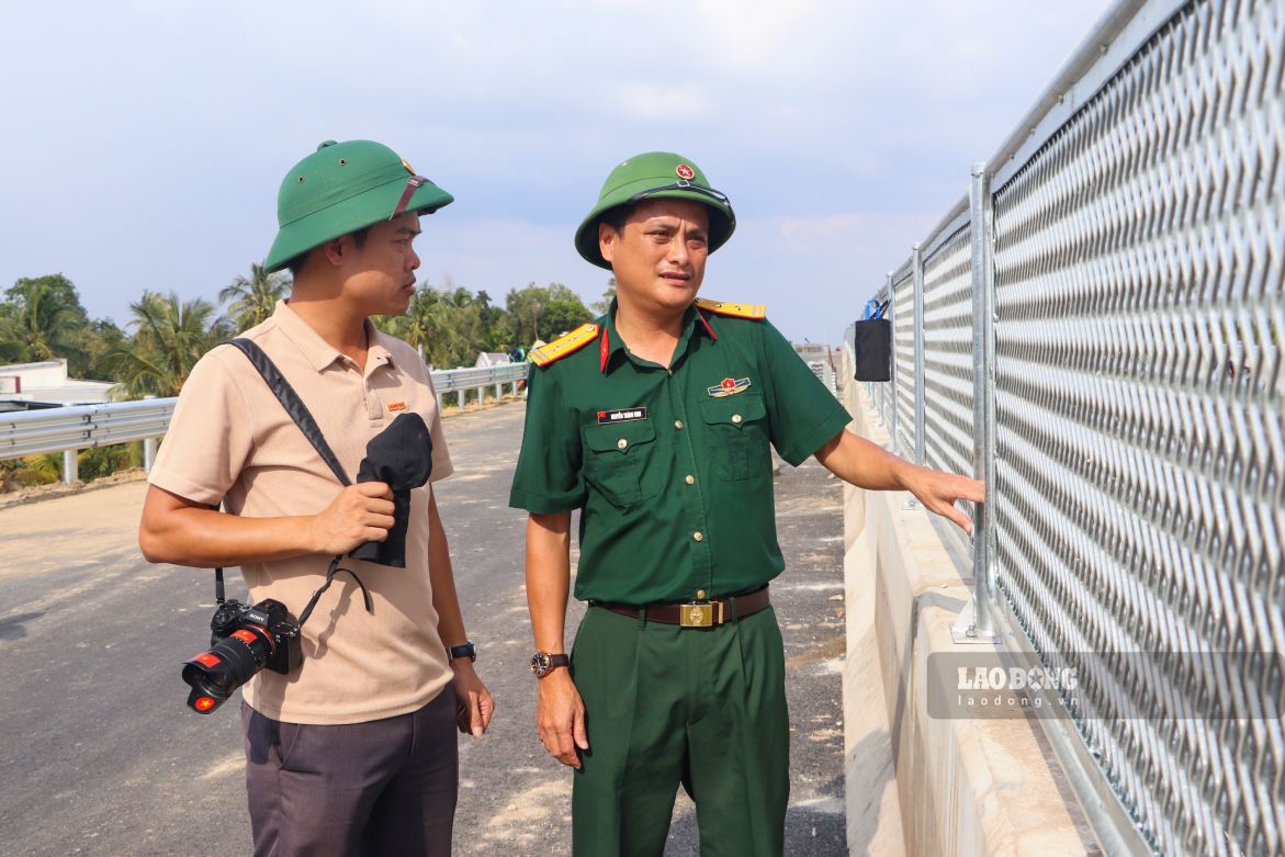 Trao đổi với phóng viên Báo Lao Động, Trung tá Nguyễn Thành Vinh - Phó Giám đốc Ban Trường Sơn Nam cho biết, tiến độ thị công tuyến chính do đơn vị phụ trách đã hoàn thành khoảng 97% khối lượng, trong đó phần thảm bê tông nhựa đã được thi công xong. Các hạng mục còn lại đang được triển khai và sẽ hoàn tất trước ngày 12.12.
