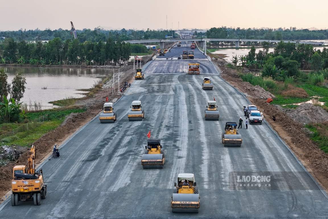 Toàn dự án đã huy động 1.150 máy móc thiết bị, 2.100 nhân công. Tập trung tổ chức thi công 3 ca, 4 kíp đưa dự án hoàn thành đúng tiến độ 19.12.2025.