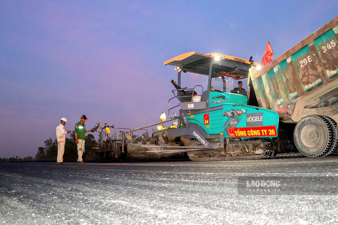 “Đơn vị đang triển khai đồng loạt các mũi thi công và cam kết sẽ hoàn thành đưa dự án thông xe vào ngày 19-12”, ông Thái Duy Liên nêu rõ.