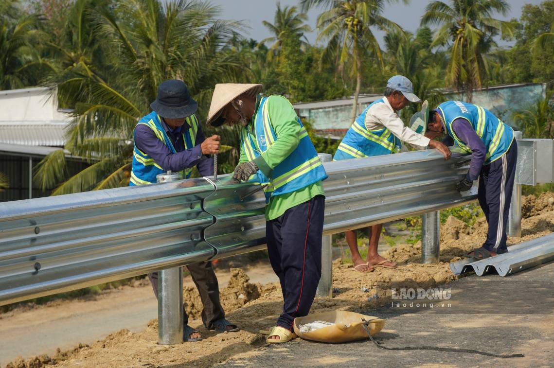 Theo báo cáo của Ban Quản lý dự án Mỹ Thuận, tính đến ngày 2.12, sản lượng ưu tiên thi công đạt 90%. Hiện nay, các đơn vị thi công đang tập trung máy móc thiết bị thi công móng mặt đường và hệ thống an toàn giao thông.