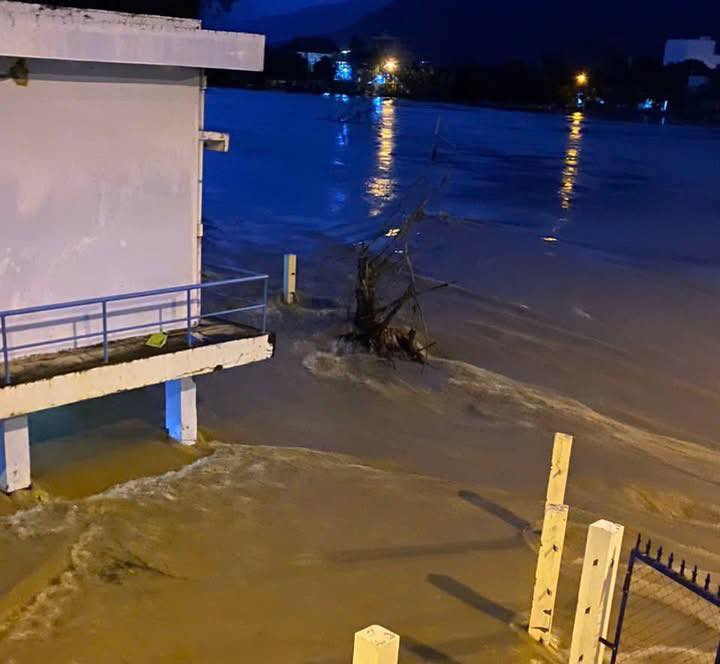 Nước trên Sông Cái ở Khánh Hòa dâng nhanh do mưa lớn kéo dài. Ảnh: Lộc Thọ