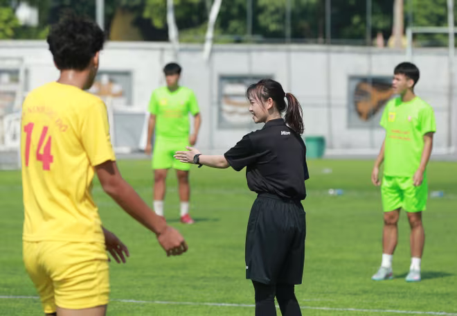 Nữ trọng tài Hà Cẩm Ly điều khiển một trận đấu ở Giải bóng đá học sinh THPT Hà Nội - An ninh Thủ đô lần thứ XXIV năm 2025 Cúp Number 1 Active Nữ trọng tài Hà Cẩm Ly điều khiển một trận đấu ở Giải bóng đá học sinh THPT Hà Nội - An ninh Thủ đô lần thứ XXIV năm 2025 Cúp Number 1 Active