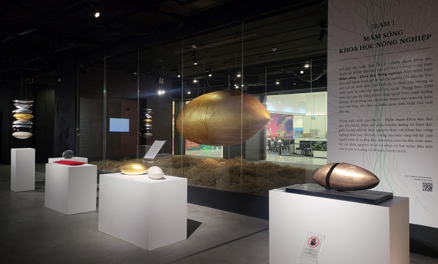 Triển lãm trưng bày chuỗi tác phẩm đa dạng từ điêu khắc, hội họa, sắp đặt đến nghệ thuật ánh sáng của 9 nghệ sĩ nổi tiếng. nghe-si-viet-ke-chuyen-khoa-hoc-theo-nhung-cach-khong-ai-ngo-2.jpg