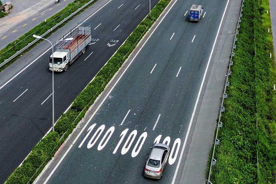 Tốc độ tối đa được sơn trực tiếp lên mặt đường cao tốc Pháp Vân - Cầu Giẽ. Ảnh: Cục CSGT