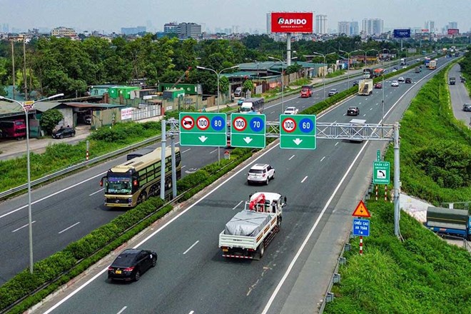 Nguy cơ tai nạn liên hoàn từ thói quen bám đuôi xe ôtô trên cao tốc