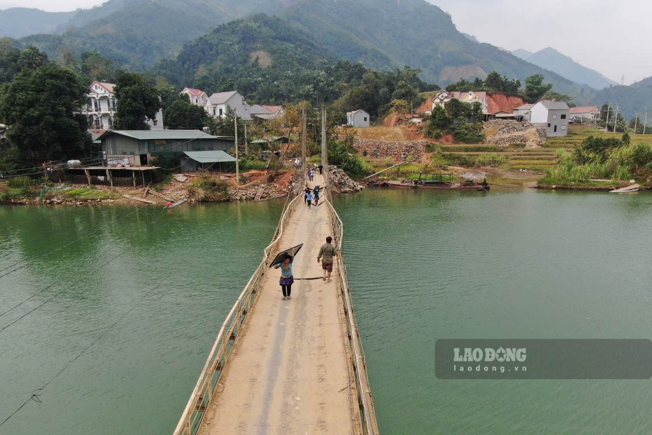 Đây là cây cầu độc đạo của 3 thôn Khe Hóp, Khe Lóng 2, Khe Lóng 3 với gần 1600 nhân khẩu. Ảnh: Văn Đức