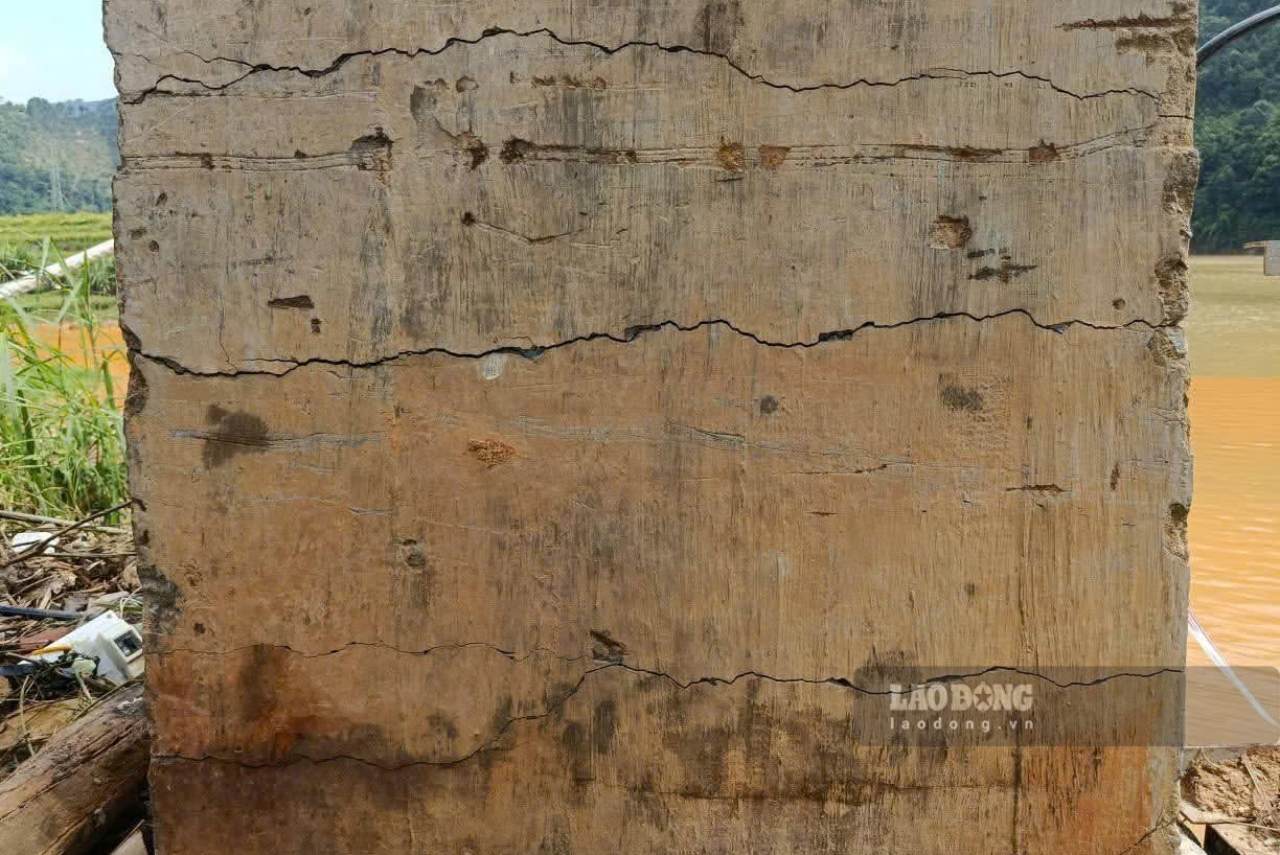 Trụ cầu bị lũ giằng xéo xuất hiện nhiều vết rạn, nứt. Ảnh: Văn Đức