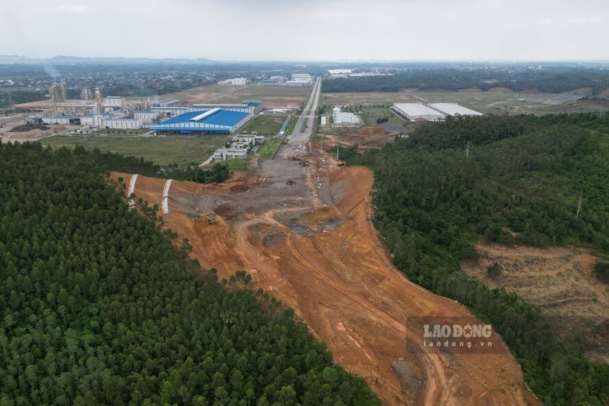 Tuyến đường thi công vượt đồi cao nối vào khu công nghiệp lớn nhất tỉnh. Ảnh: Tô Công.