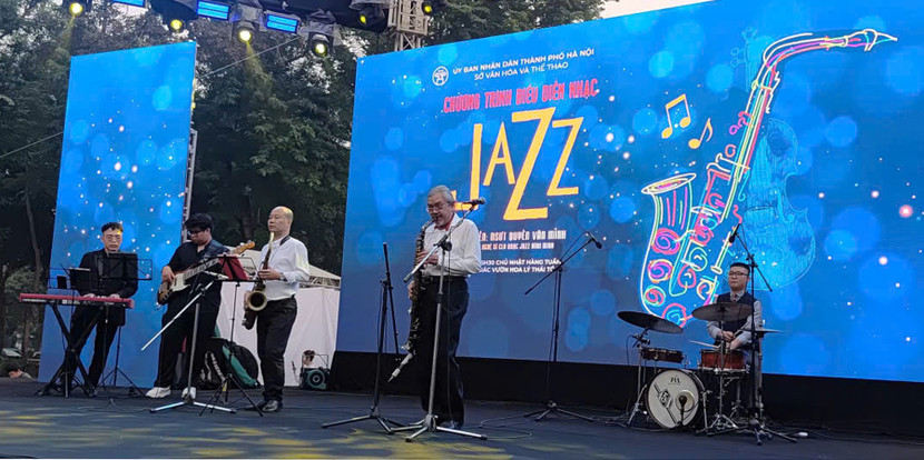 NSƯT Quyền Văn Minh vừa biểu diễn vừa làm MC 1.jpg