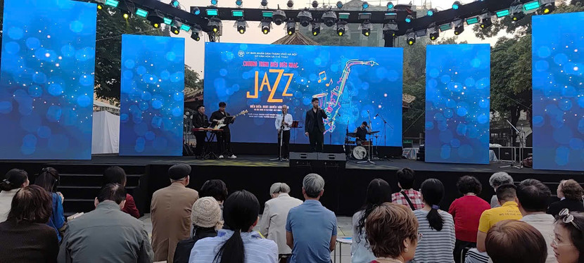 Khán giả đến với chương trình thuộc nhiều lứa tuổi. z7303132650191-f44d04ca502b05d3106619e378f2cef6.jpg