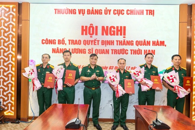 Thăng quân hàm, nâng lương trước thời hạn cho 148 sĩ quan quân đội