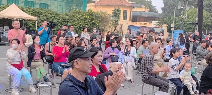 Không khí hồ hởi, tươi vui của buổi biểu diễn. z7303128587423-b64a9d5c01e34d9b8dbdae59b58b40a4.jpg